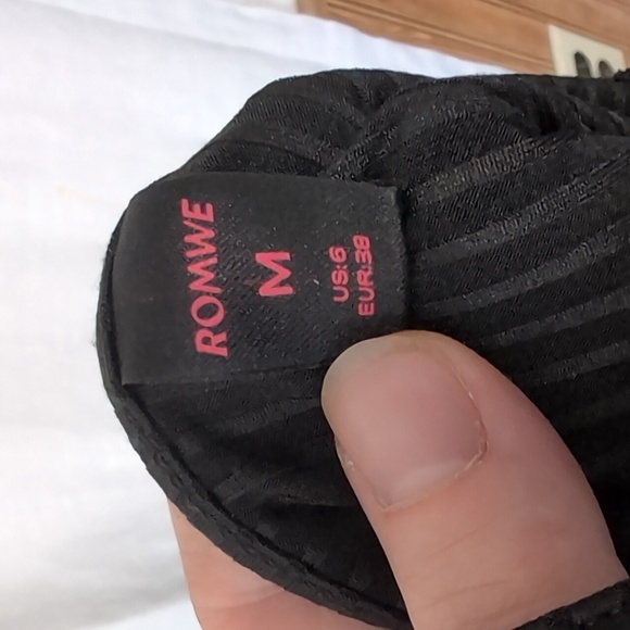 Romwe Black Ribbed Spaghetti Strap Cropped Cami Size Medium - Picture 4 of 5